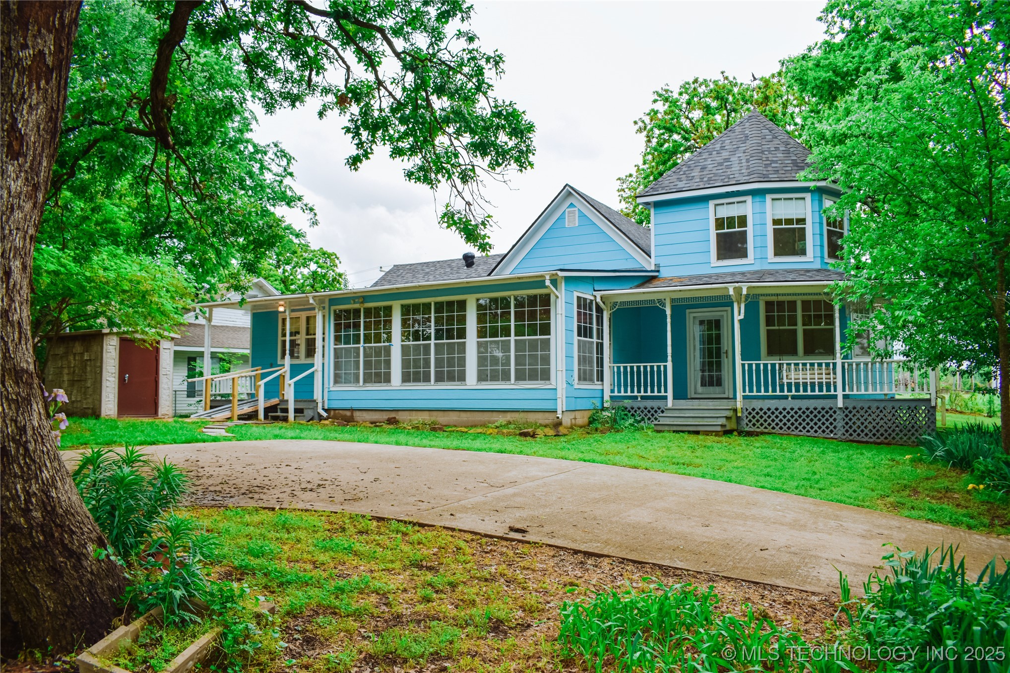 377 W 1st