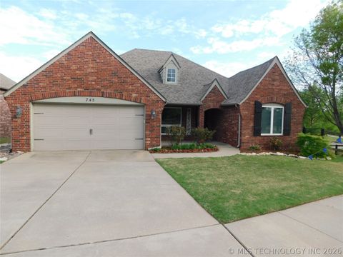 Photo of 745 W Helena Street, Broken Arrow, OK 74012 (MLS # 2612911)