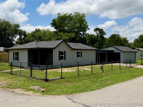 Photo of 1700 S Park Street, Sapulpa, OK 74066 (MLS # 2622801)