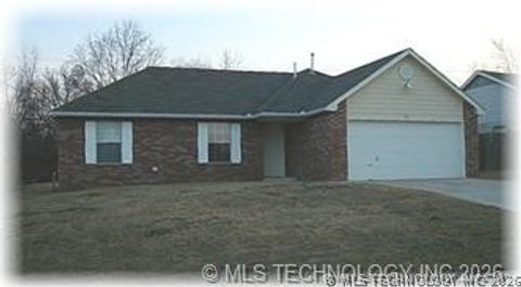 Photo of 211 W Utica Place, Broken Arrow, OK 74011 (MLS # 2617407)