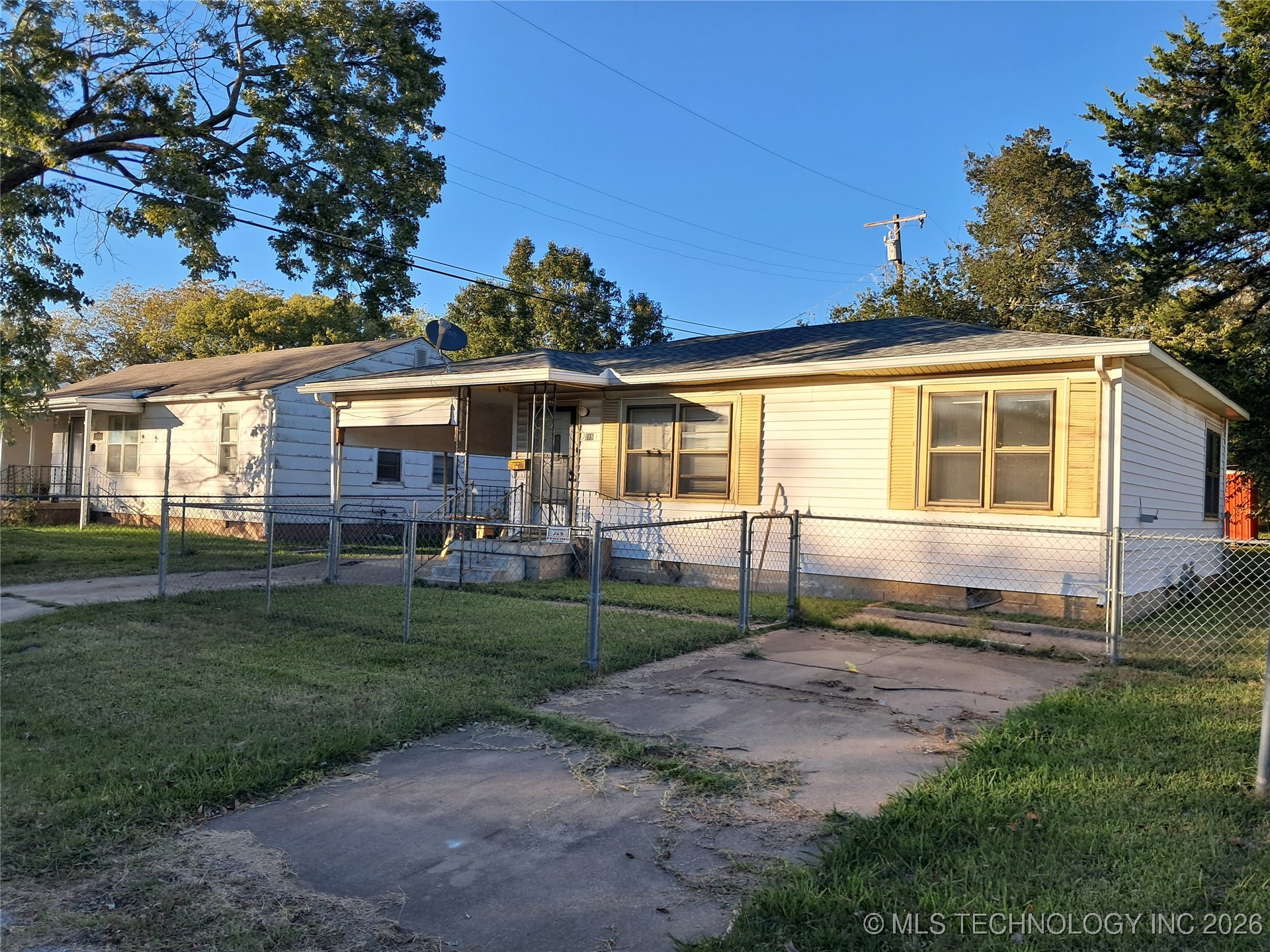 Photo 1 of 2 — 215 9th SE, Ardmore, OK 73401