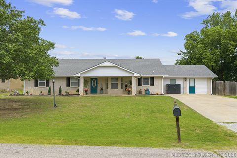 Photo of 1012 Oak Drive, Sulphur, OK 73086 (MLS # 2616651)