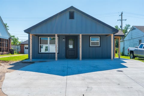 Photo of 2218 S Osage Avenue, Bartlesville, OK 74003 (MLS # 2637895)