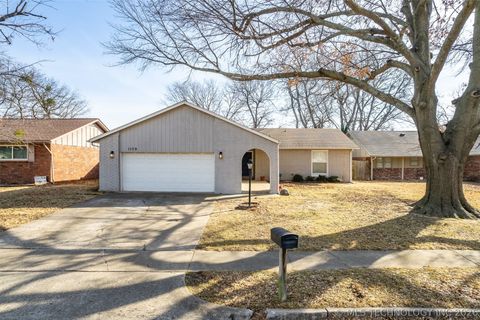 Photo of 1109 N Hickory Court, Broken Arrow, OK 74012 (MLS # 2604251)
