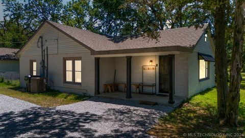 Single Family Residence in Henryetta OK 28870 196 Road.jpg