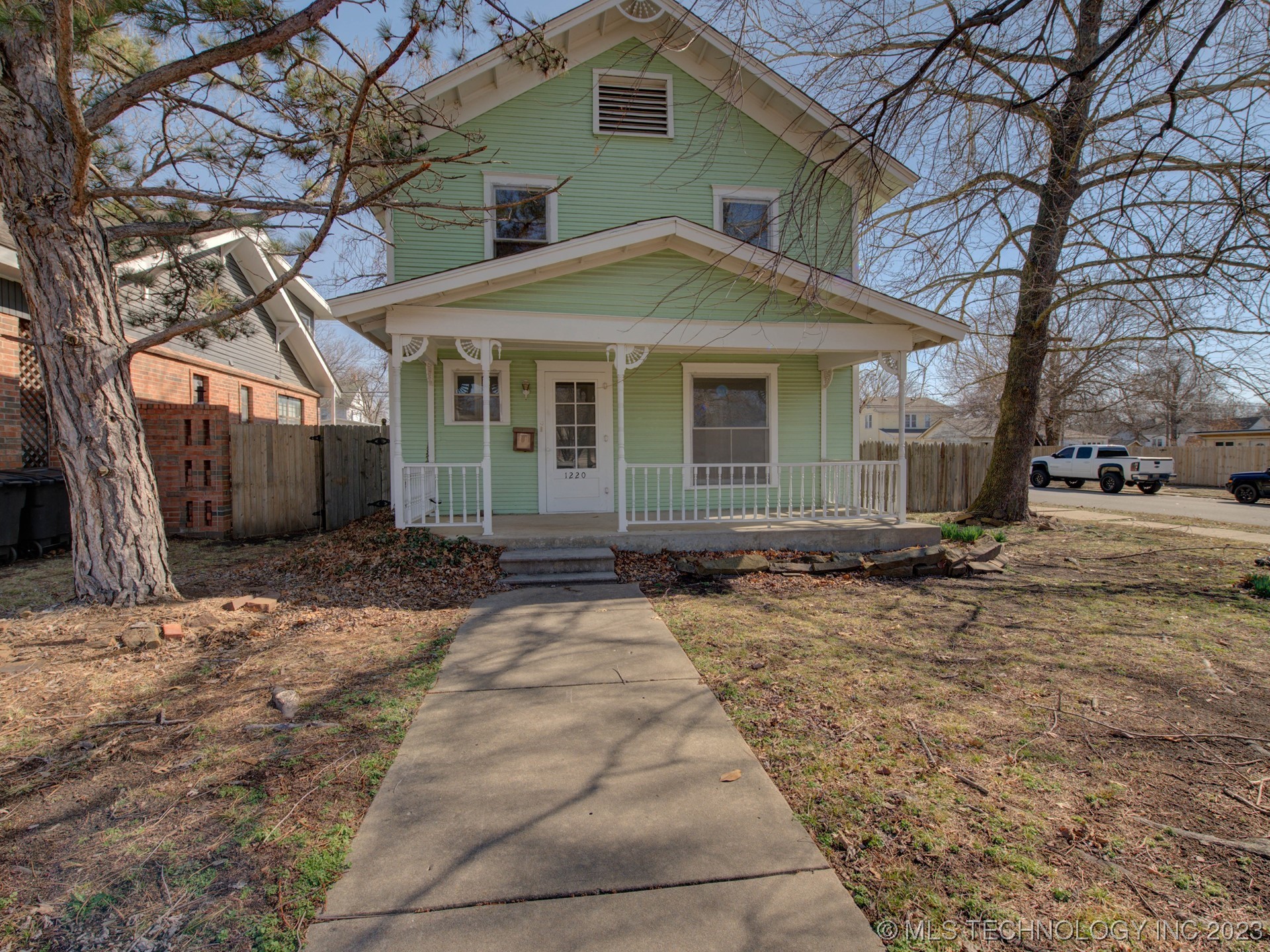 Photo 3 of 28 of 1220 S Johnstone Avenue house