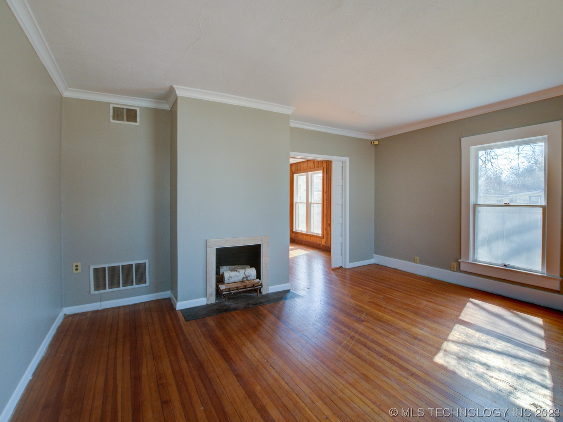 Photo 5 of 28 of 1220 S Johnstone Avenue house