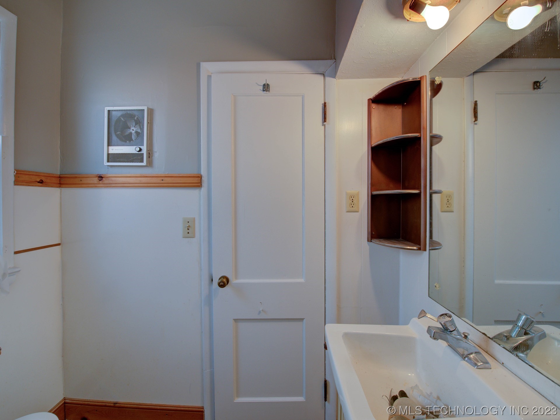 Photo 14 of 28 of 1220 S Johnstone Avenue house