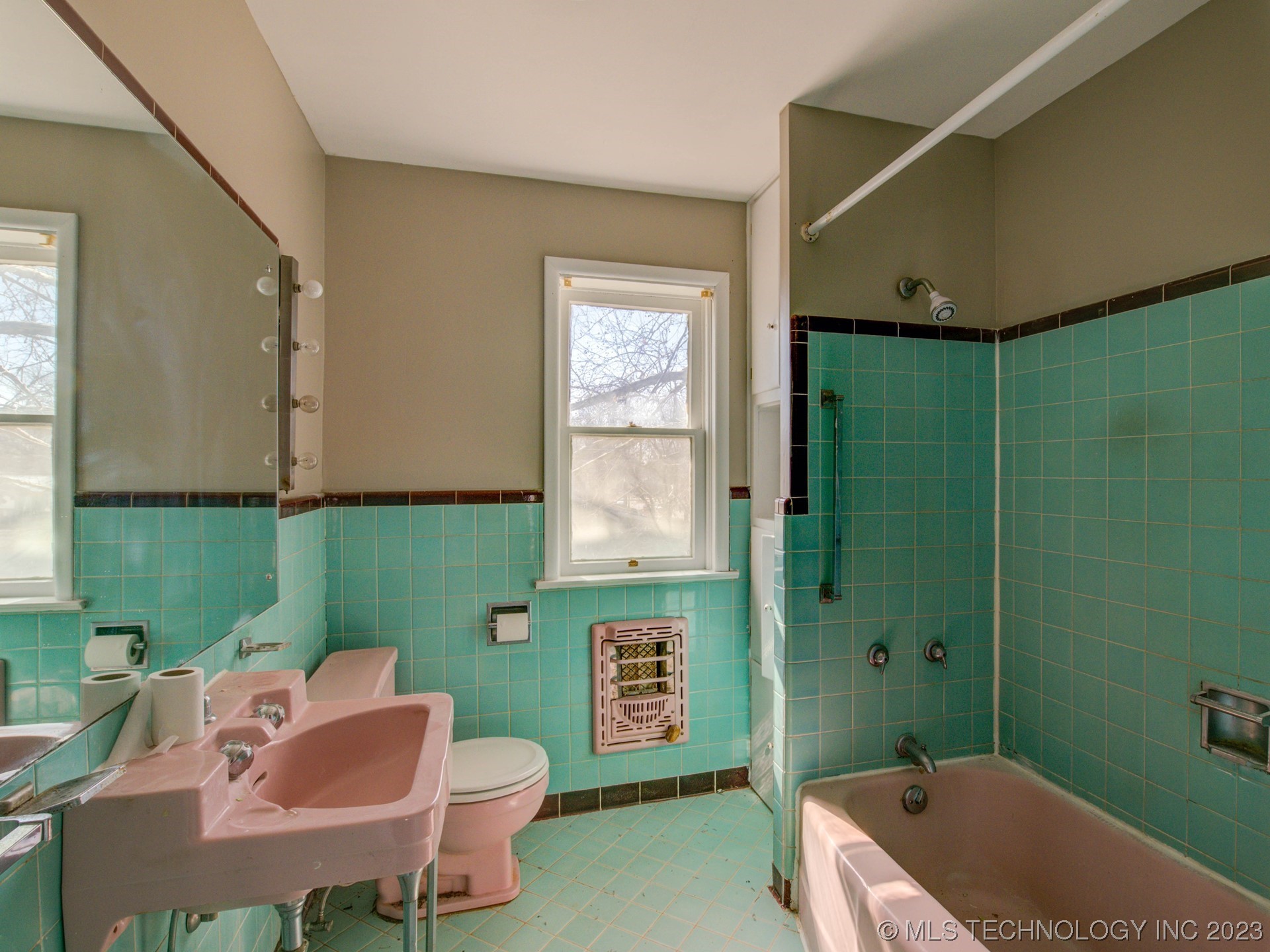 Photo 21 of 28 of 1220 S Johnstone Avenue house