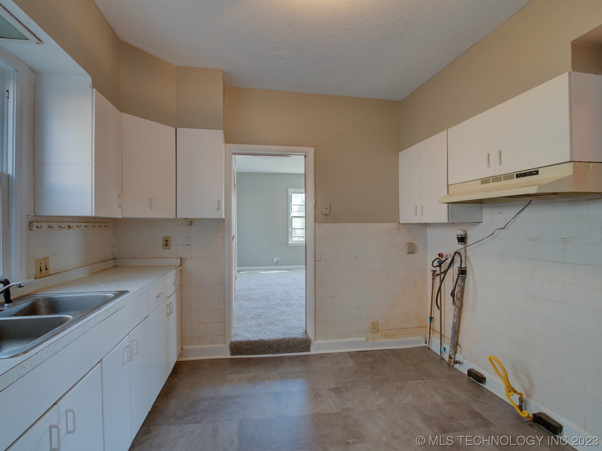 Photo 13 of 28 of 1220 S Johnstone Avenue house