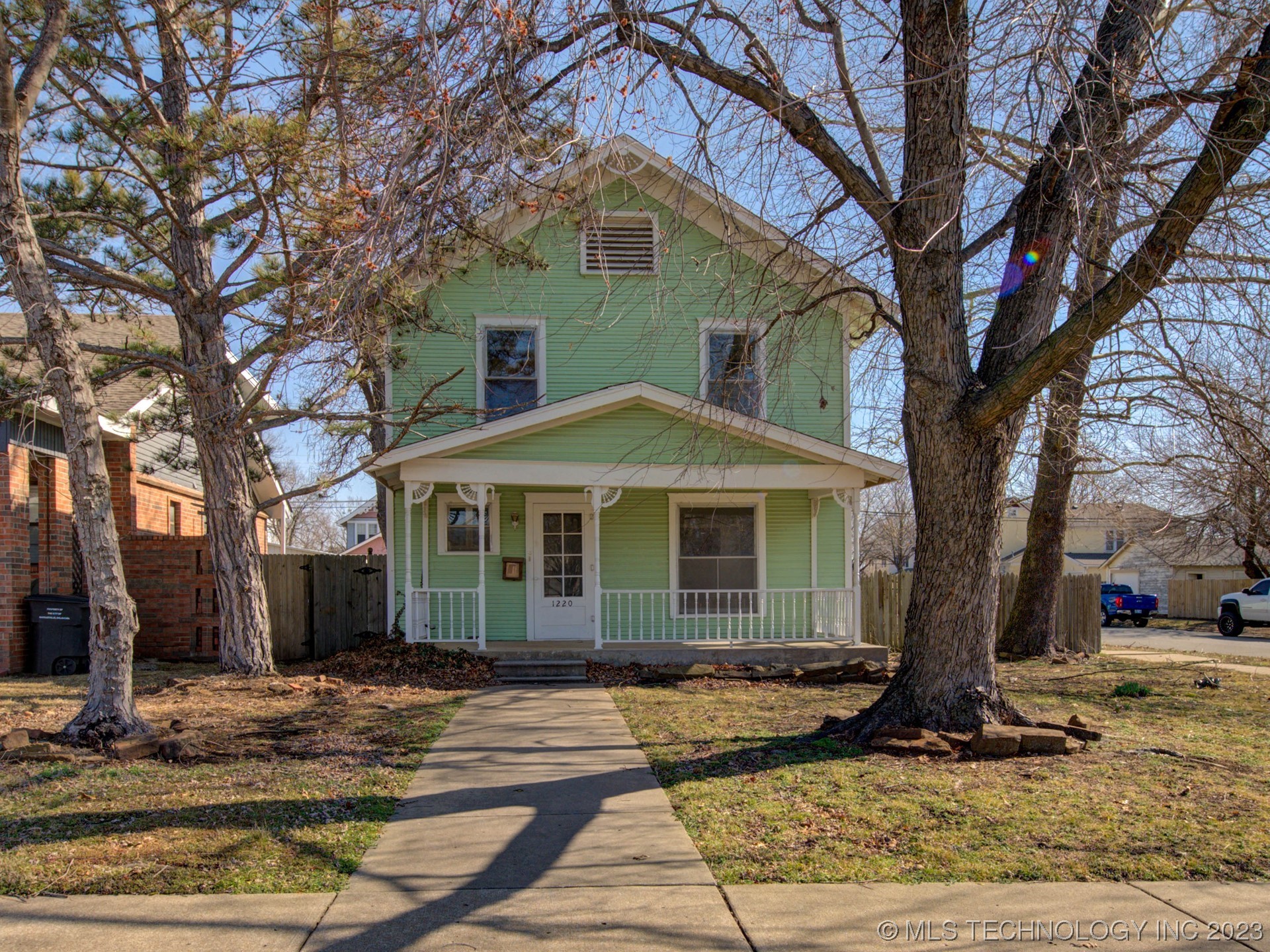 Photo 1 of 28 of 1220 S Johnstone Avenue house