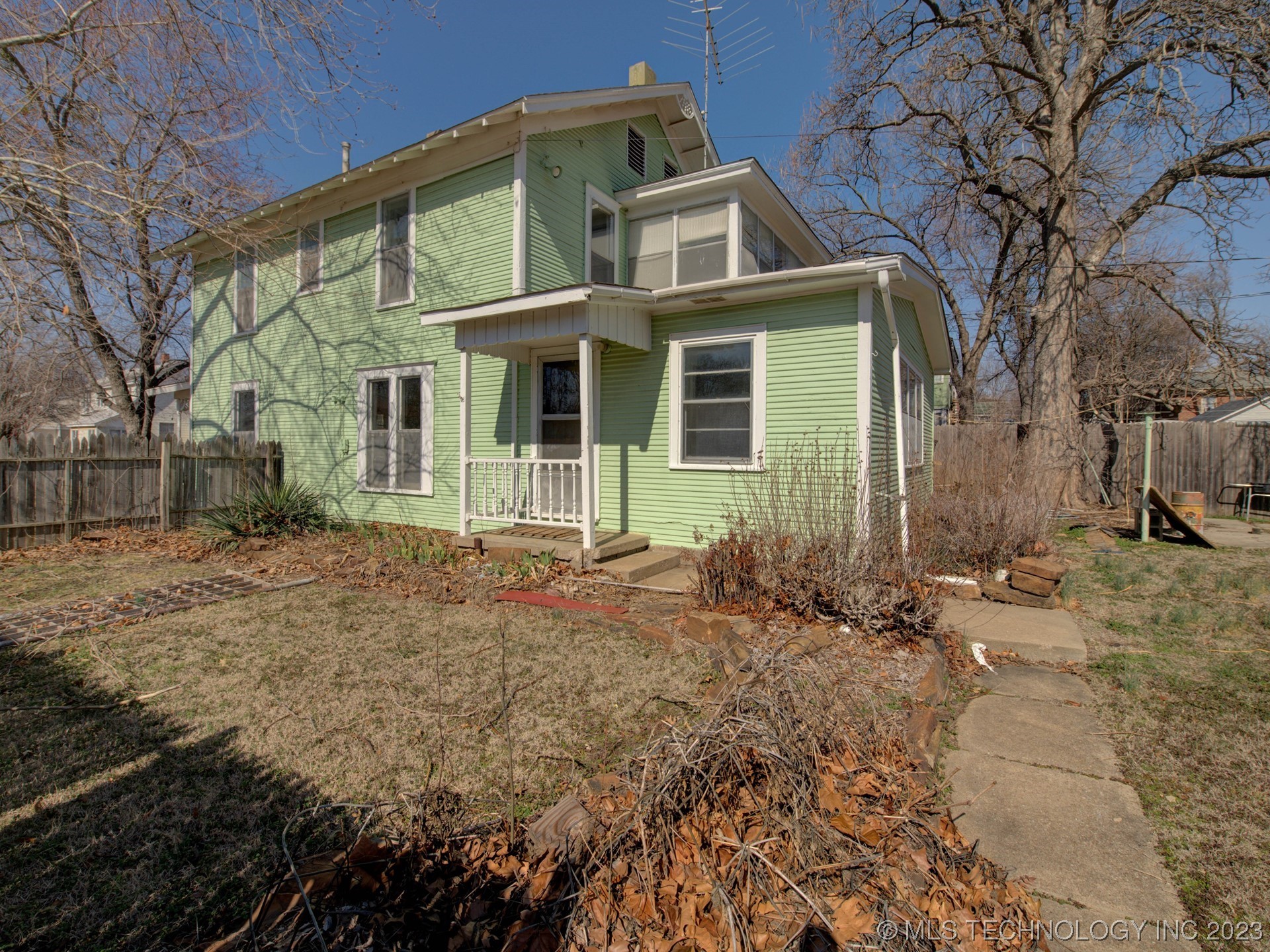 Photo 26 of 28 of 1220 S Johnstone Avenue house