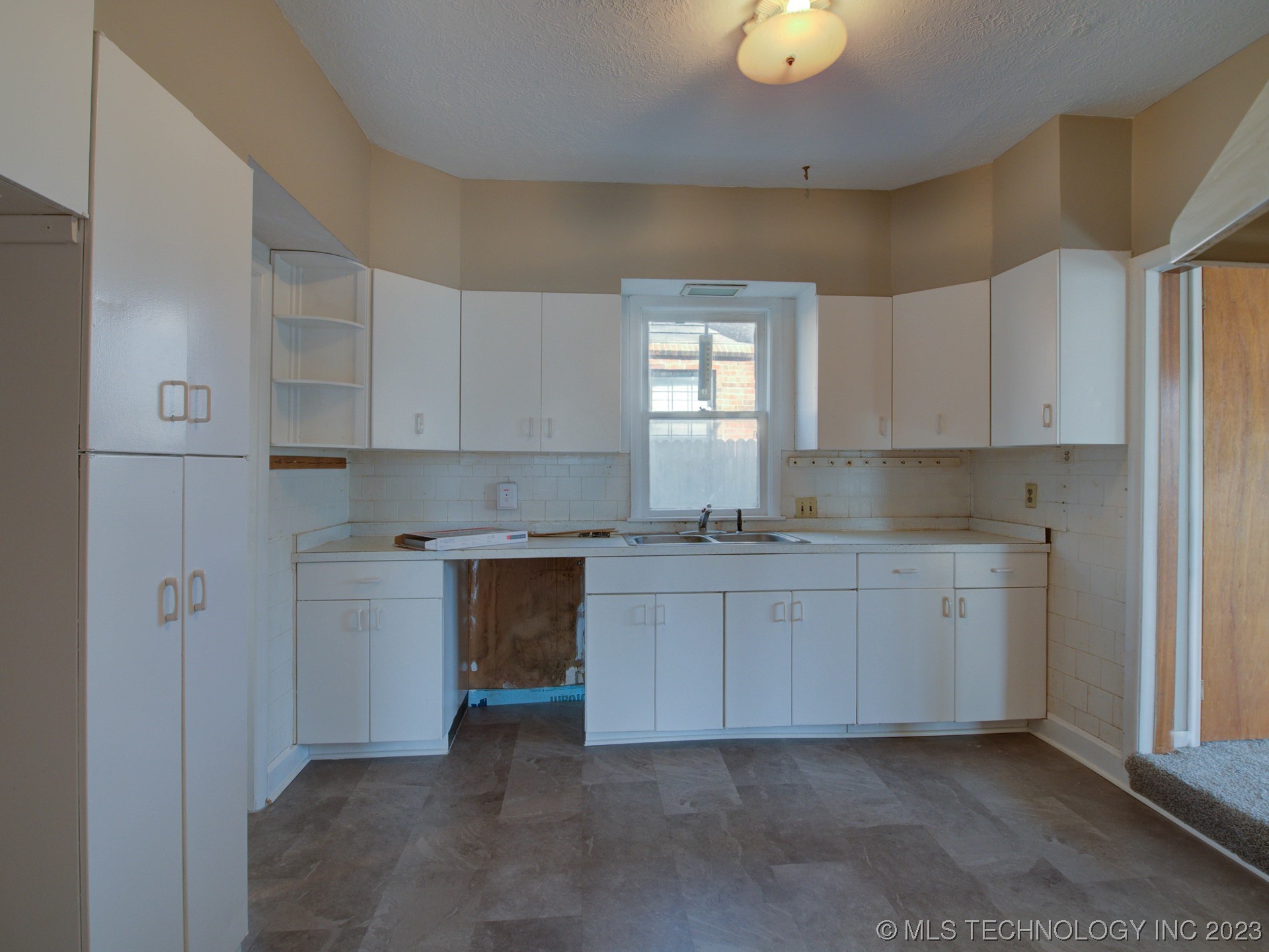 Photo 11 of 28 of 1220 S Johnstone Avenue house