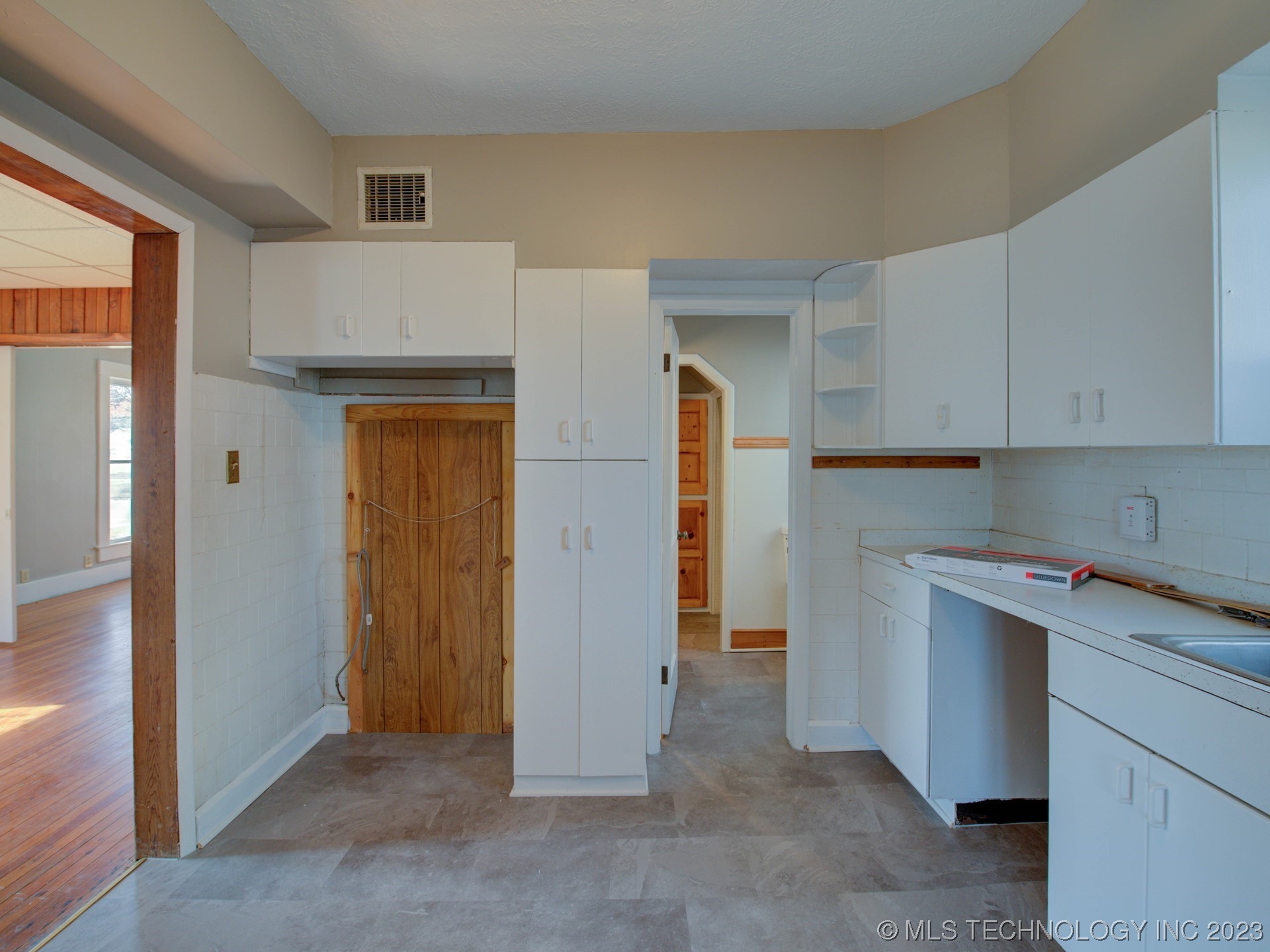 Photo 12 of 28 of 1220 S Johnstone Avenue house