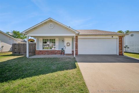 Photo of 1922 Lexington Road, Claremore, OK 74017 (MLS # 2617119)