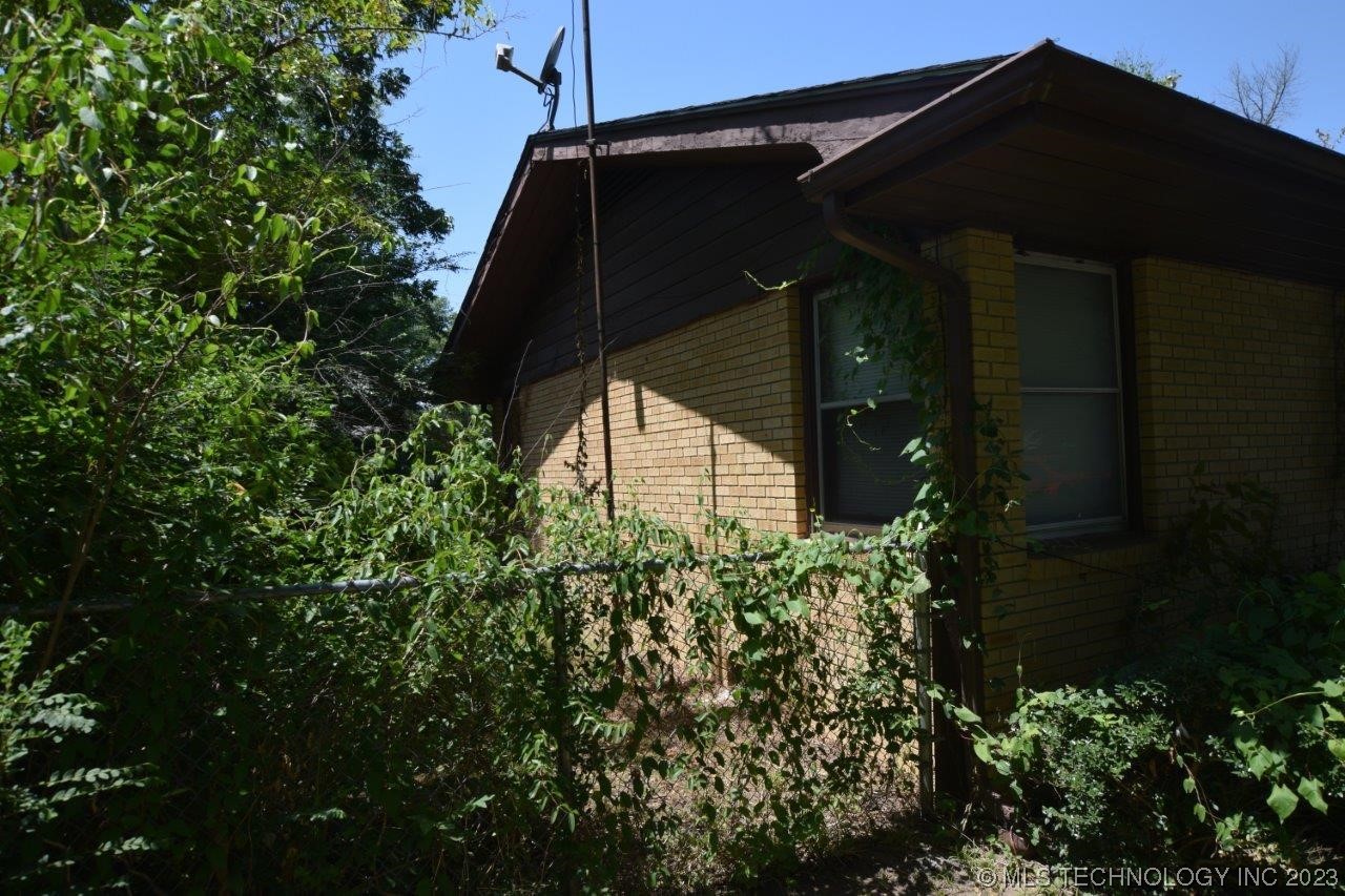 Photo 7 of 46 of 811 N Ross Avenue house