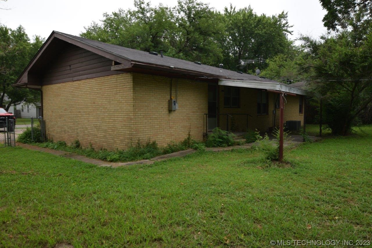 Photo 41 of 46 of 811 N Ross Avenue house