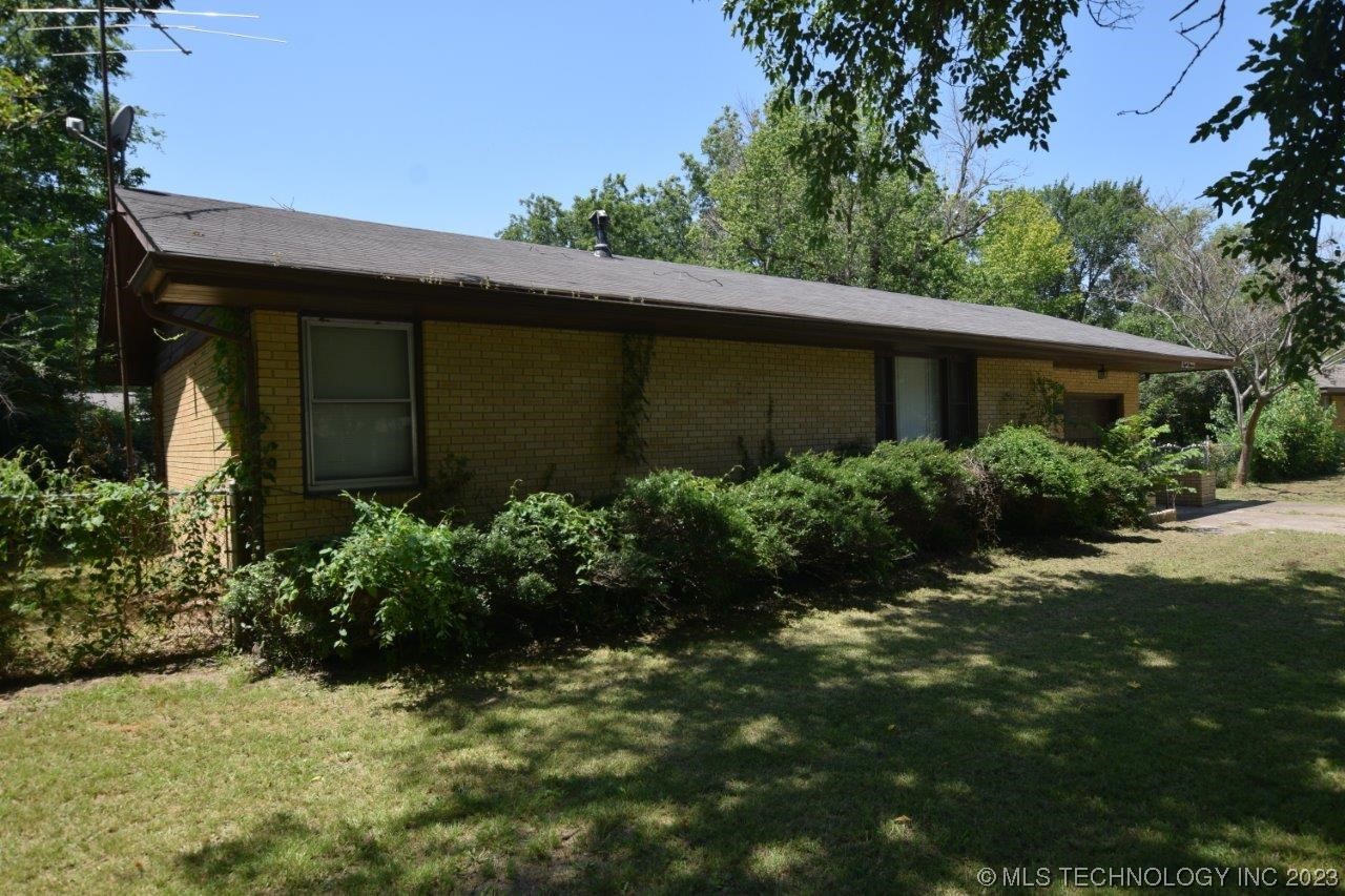 Photo 6 of 46 of 811 N Ross Avenue house