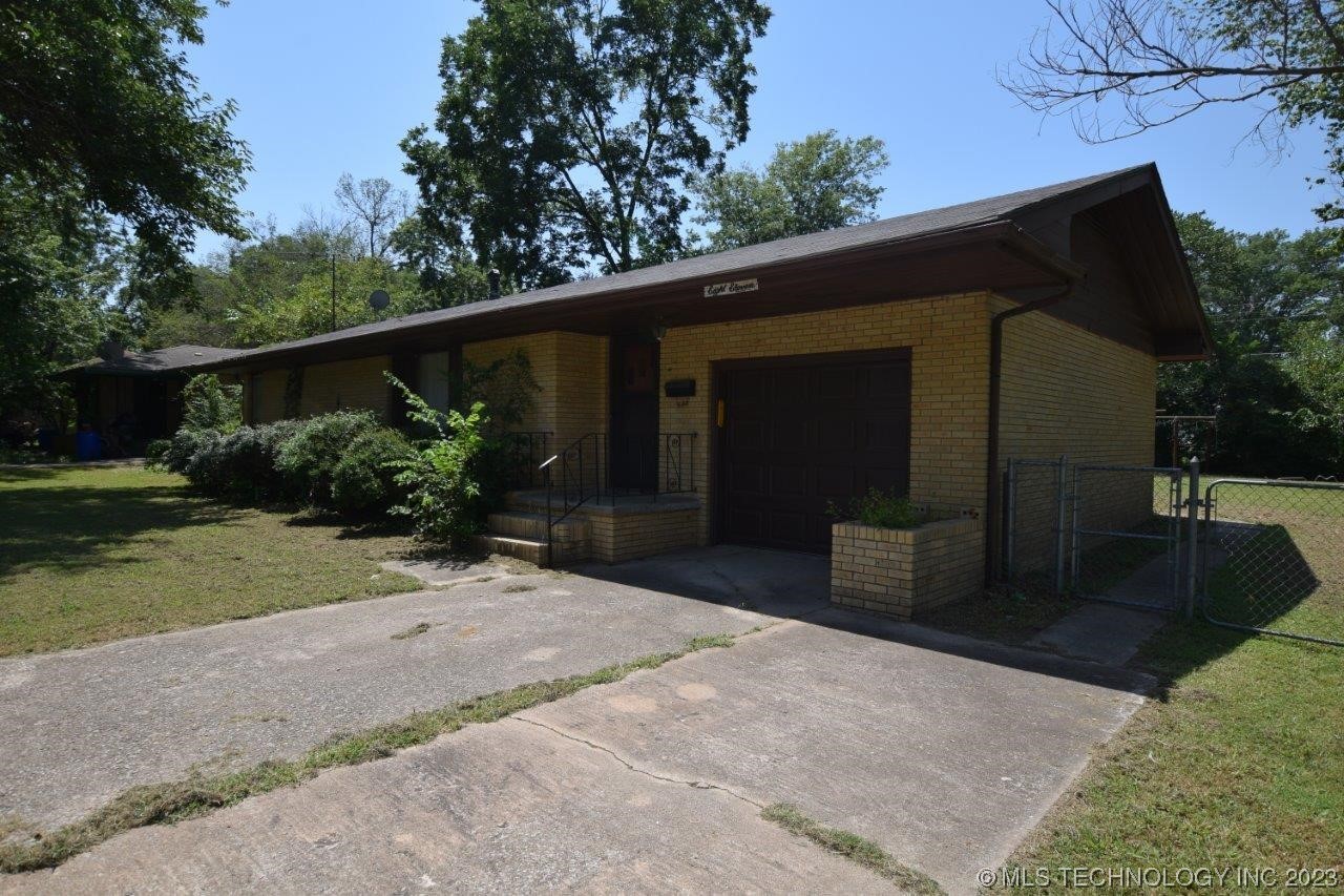 Photo 2 of 46 of 811 N Ross Avenue house