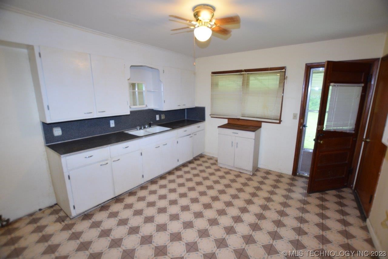 Photo 13 of 46 of 811 N Ross Avenue house