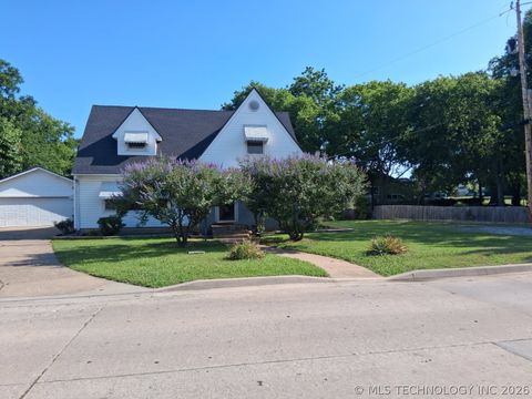 Photo of 903 15th AVE NW, Ardmore, OK 73401 (MLS # 2622086)