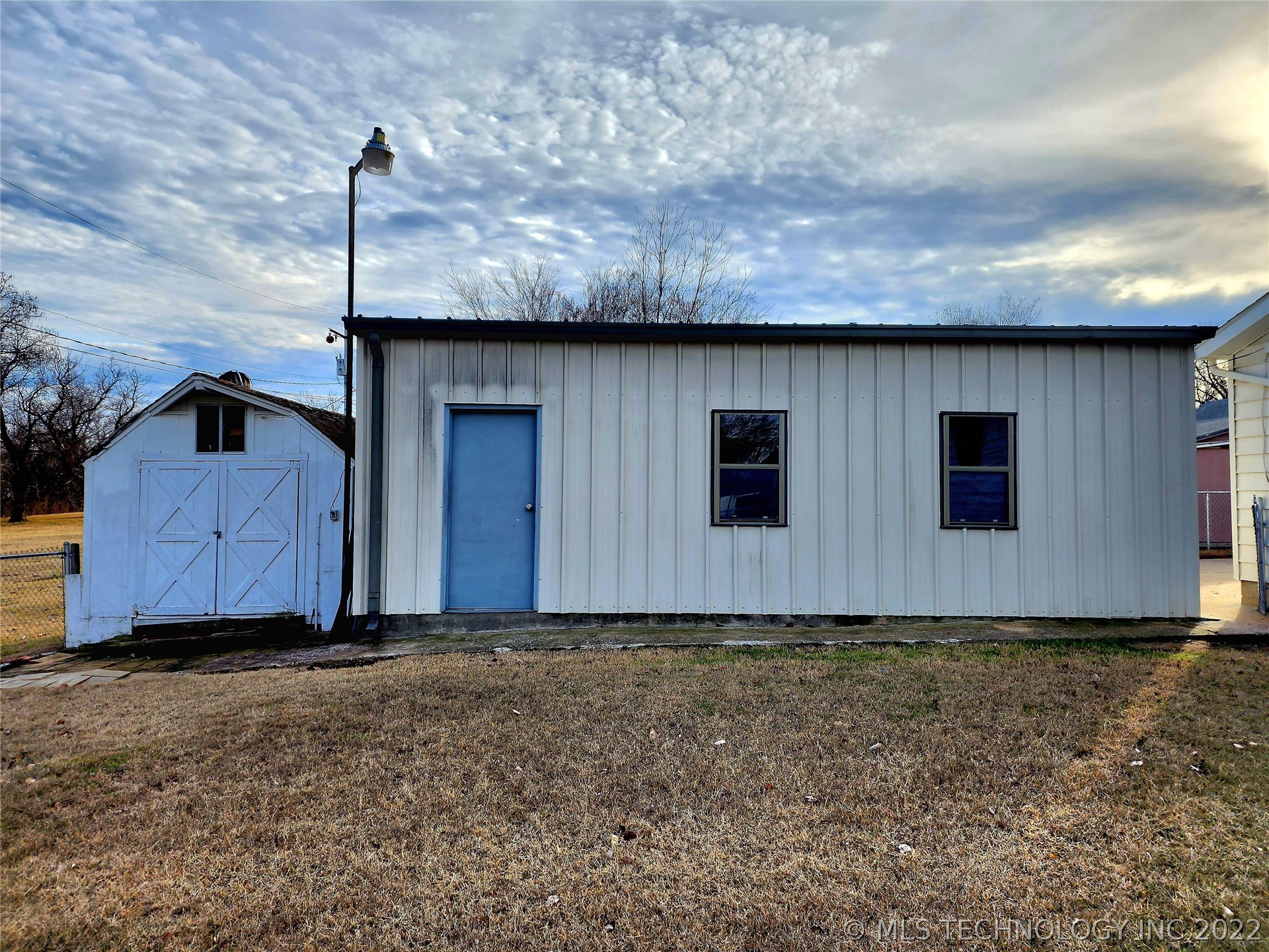 Photo 4 of 28 of 520 N Margarite Avenue house