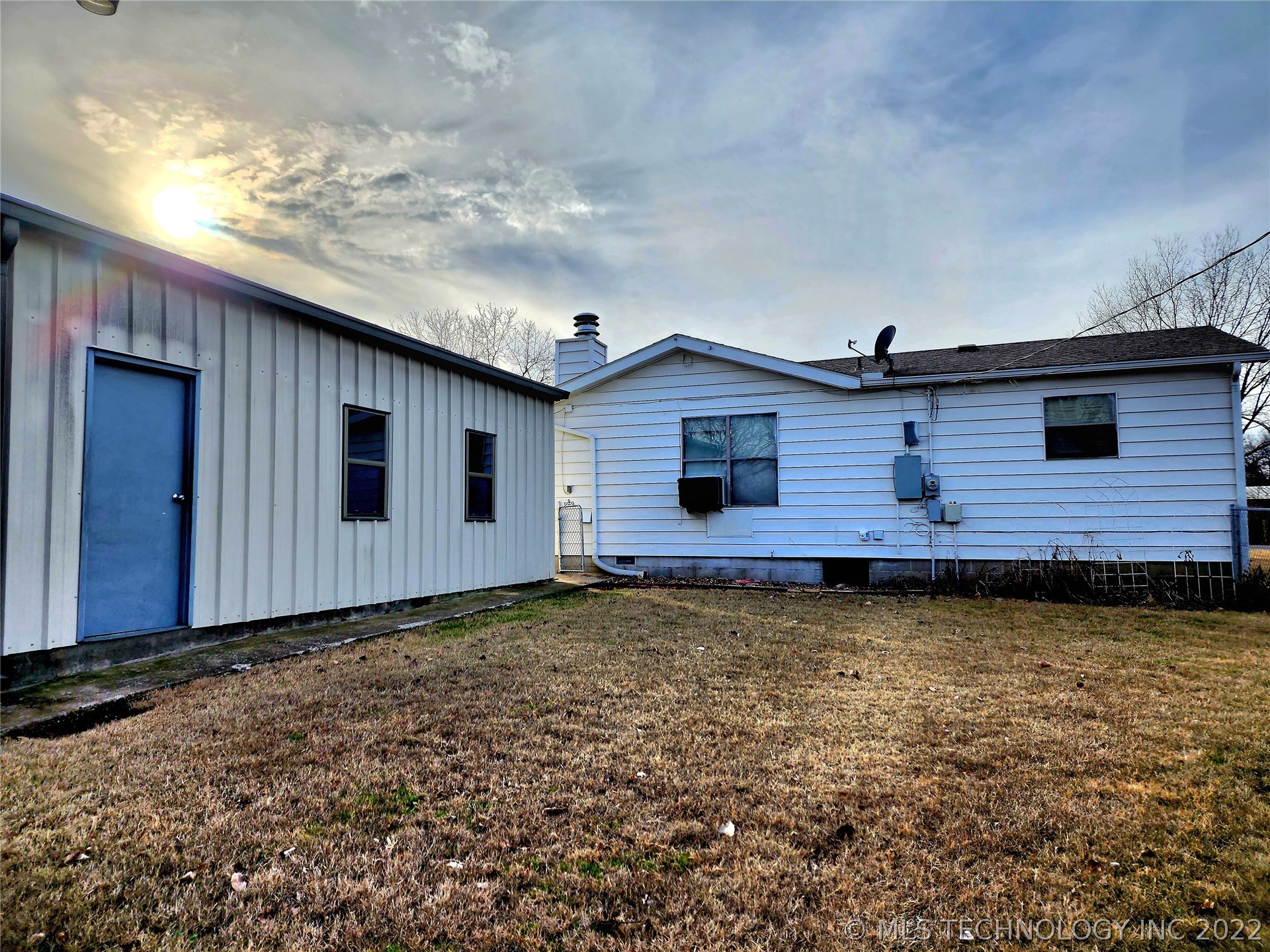Photo 5 of 28 of 520 N Margarite Avenue house