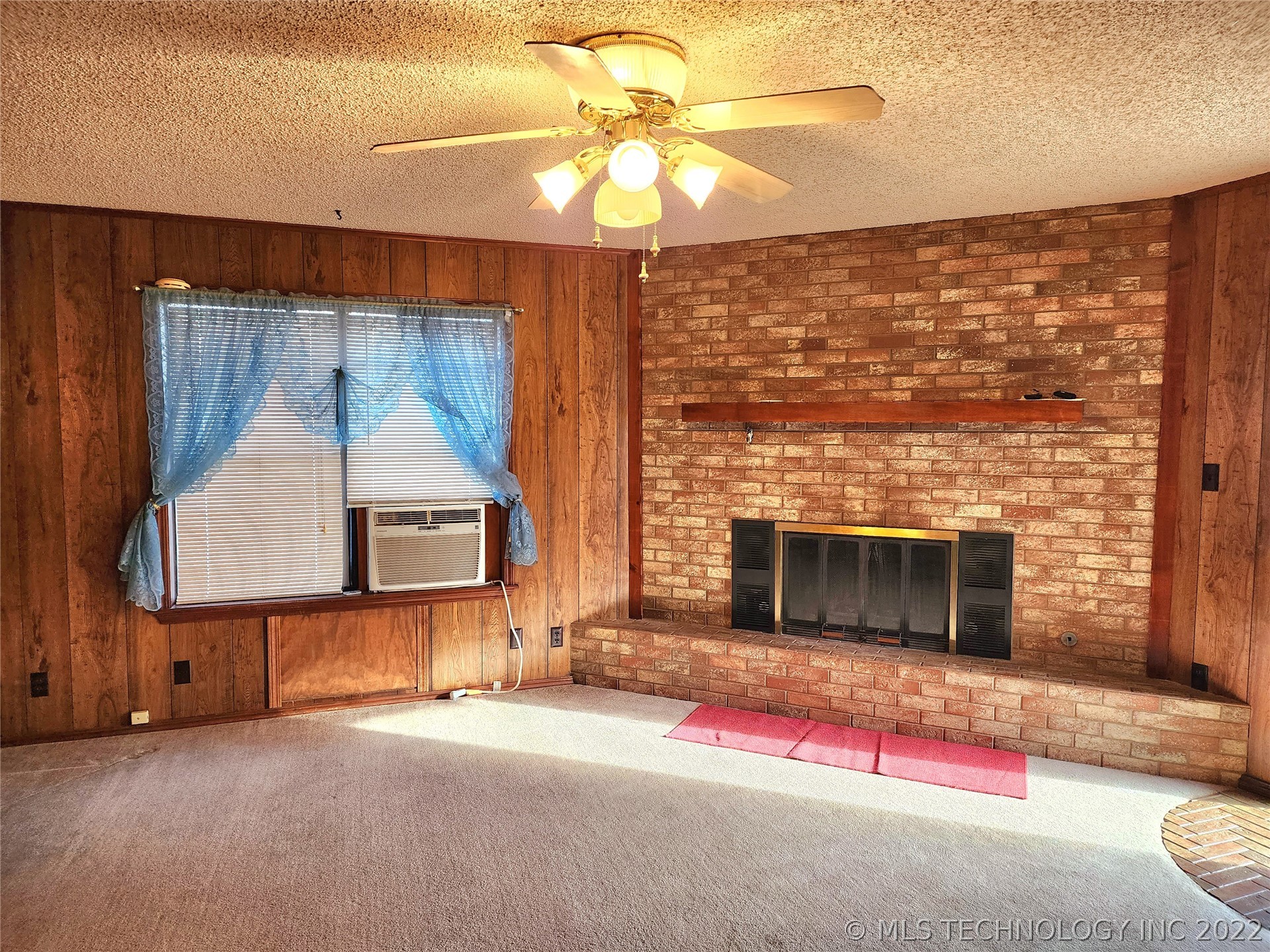 Photo 6 of 28 of 520 N Margarite Avenue house