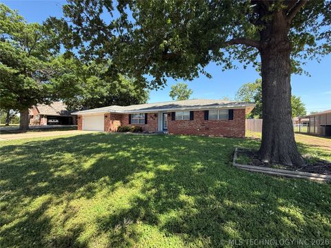 Photo of 1004 E 12th ST, Cushing, OK 74023 (MLS # 2616973)