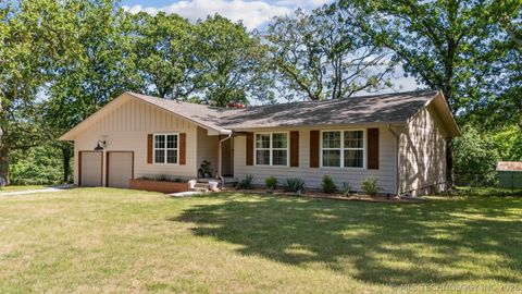 Photo of 15852 E 450 Road, Claremore, OK 74017 (MLS # 2617070)