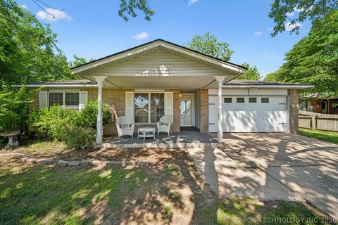 Photo of 1404 N Dogwood Street, Owasso, OK 74055 (MLS # 2616560)