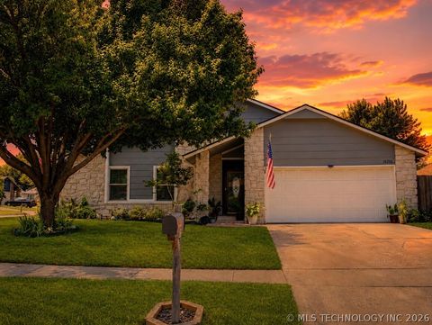 Photo of 13796 S Oak Place, Glenpool, OK 74033 (MLS # 2624941)