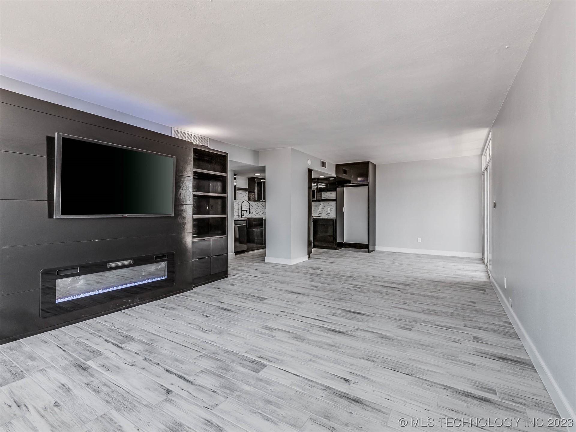 Photo 13 of 44 of 450 W 7th Street 1008 condo