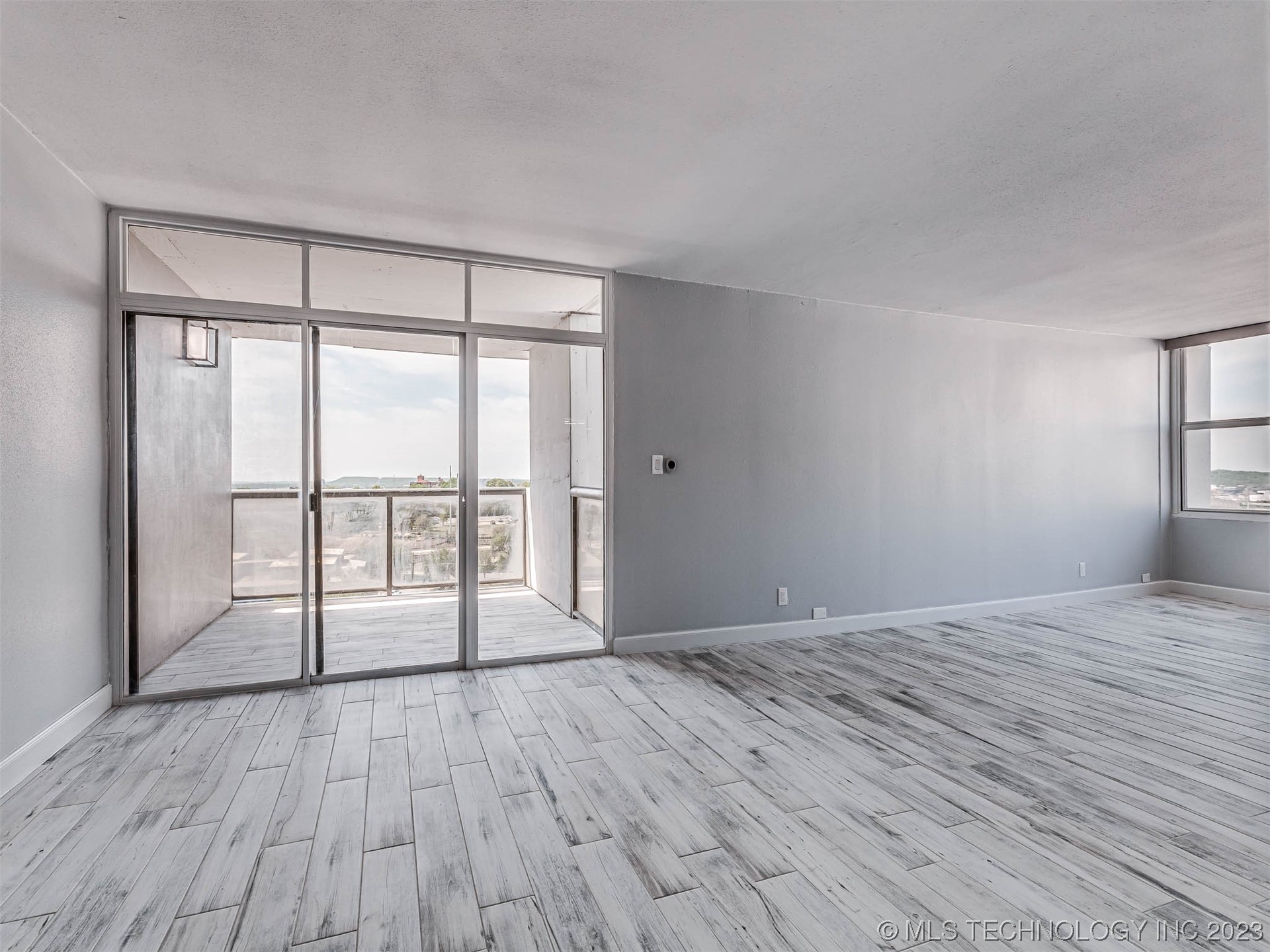 Photo 9 of 44 of 450 W 7th Street 1008 condo
