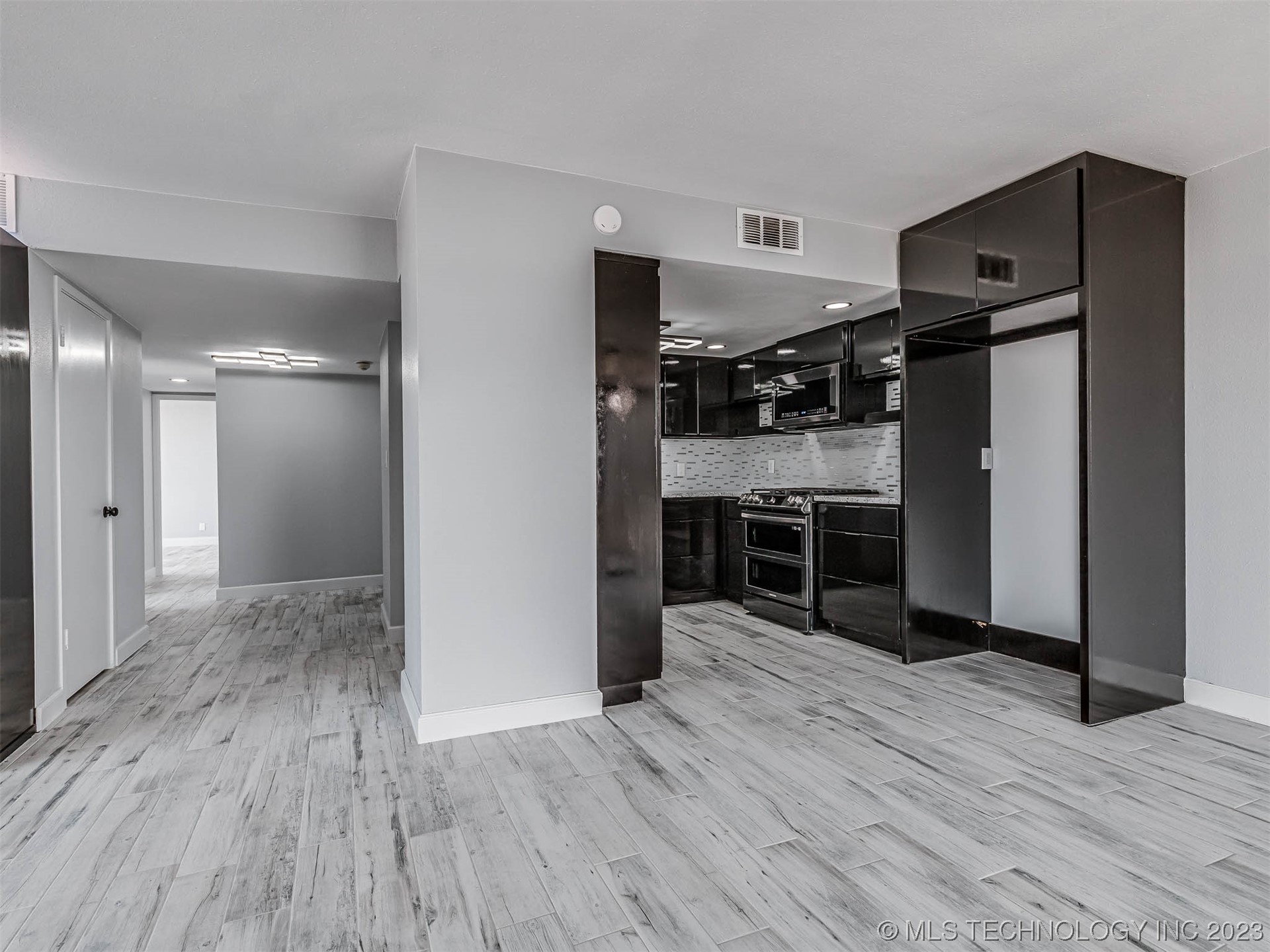 Photo 6 of 44 of 450 W 7th Street 1008 condo