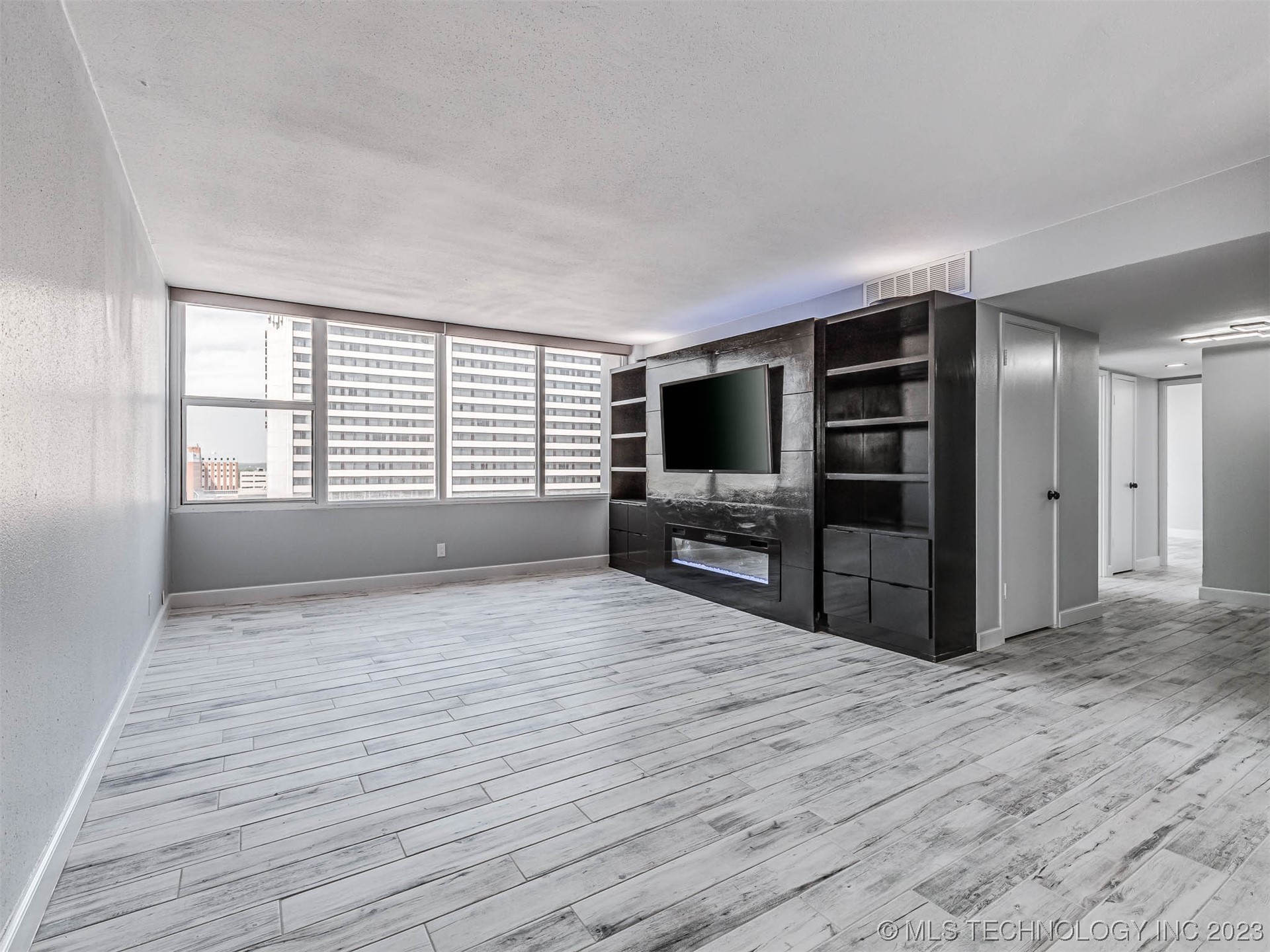Photo 11 of 44 of 450 W 7th Street 1008 condo