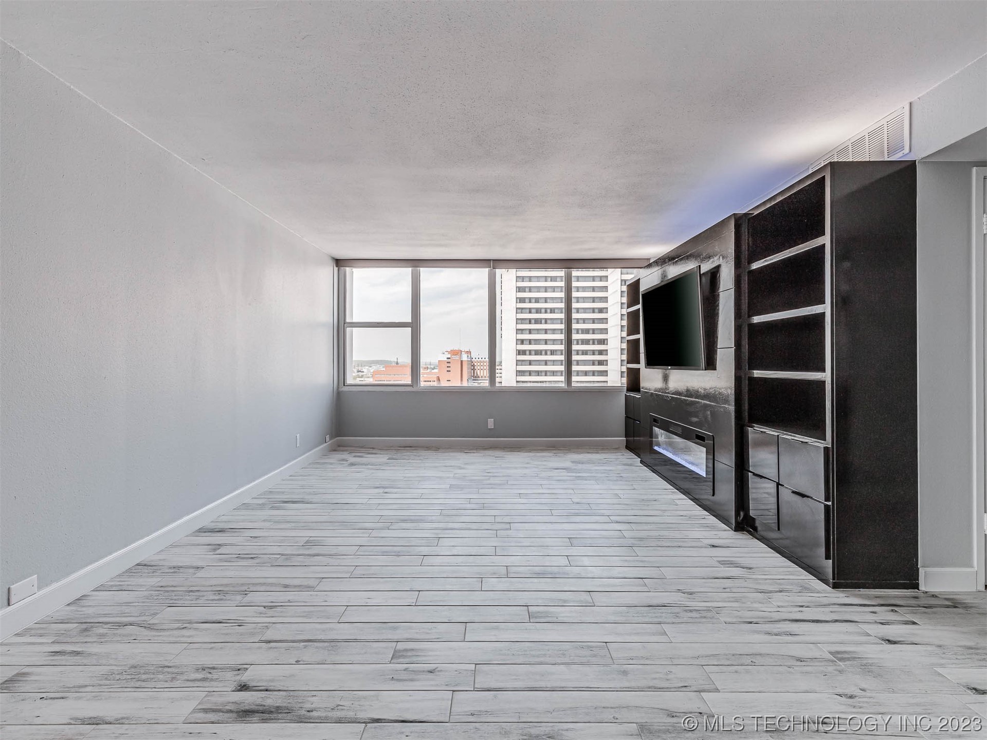 Photo 12 of 44 of 450 W 7th Street 1008 condo