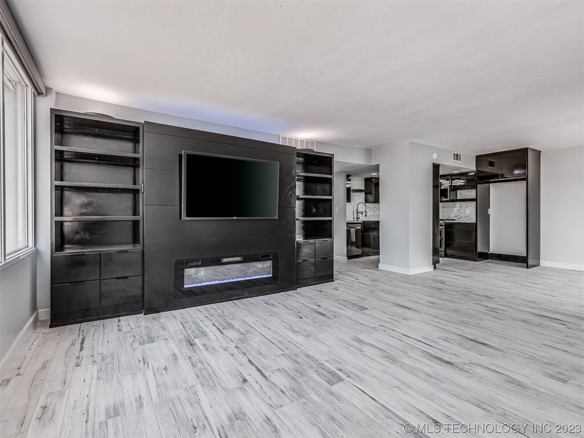 Photo 14 of 44 of 450 W 7th Street 1008 condo