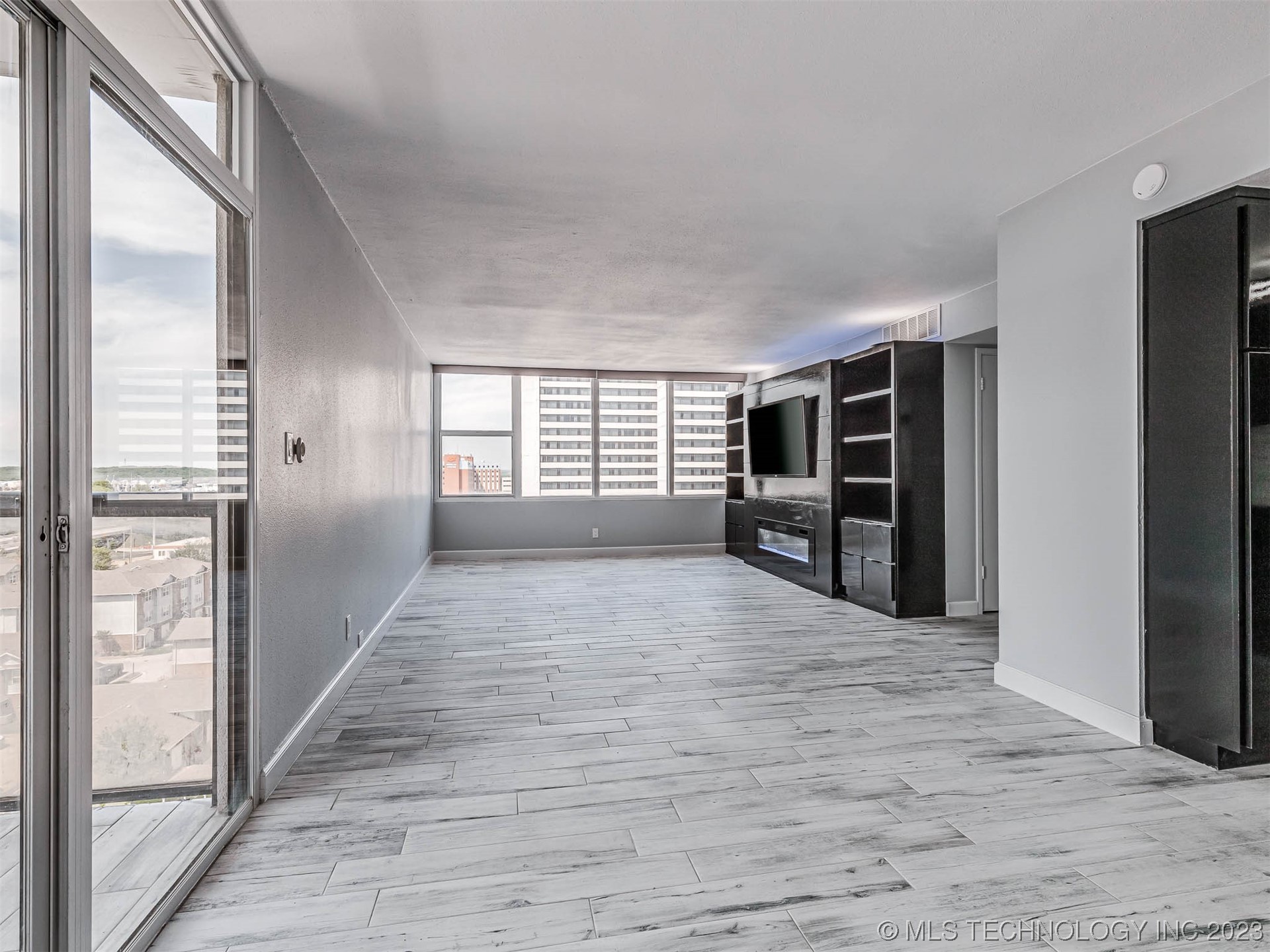 Photo 10 of 44 of 450 W 7th Street 1008 condo