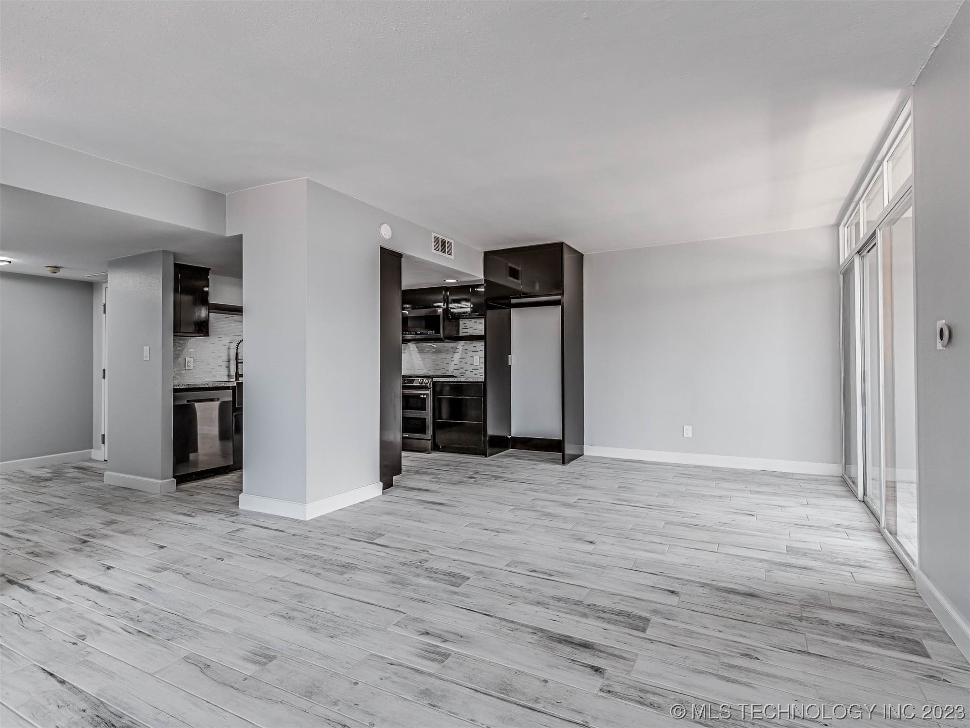 Photo 8 of 44 of 450 W 7th Street 1008 condo