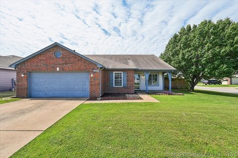 Photo of 20200 E 42nd Street S, Broken Arrow, OK 74014 (MLS # 2622489)