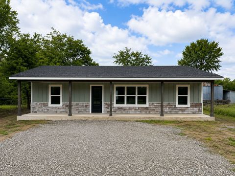 Photo of 211 Manning Avenue, Caddo, OK 74729 (MLS # 2621779)