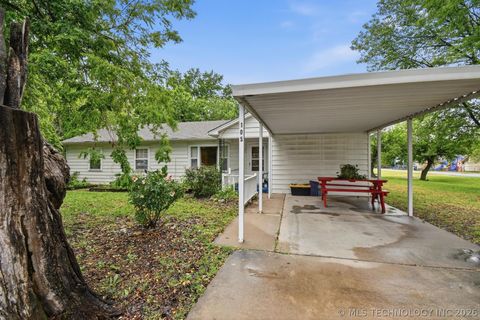 Photo of 105 S Locust Street, Oologah, OK 74053 (MLS # 2618717)