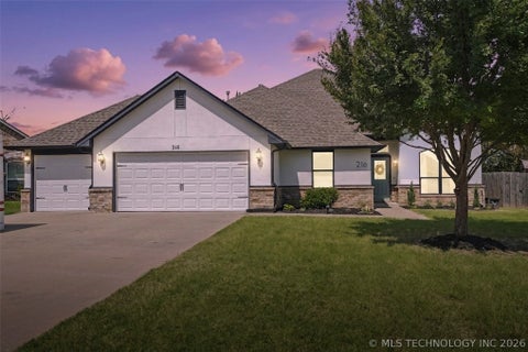 Photo of 216 S 47th Street, Broken Arrow, OK 74014 (MLS # 2624843)