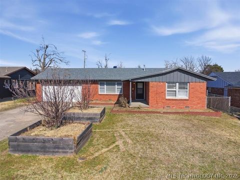 Photo of 7521 E 27th Street S, Tulsa, OK 74129 (MLS # 2605133)