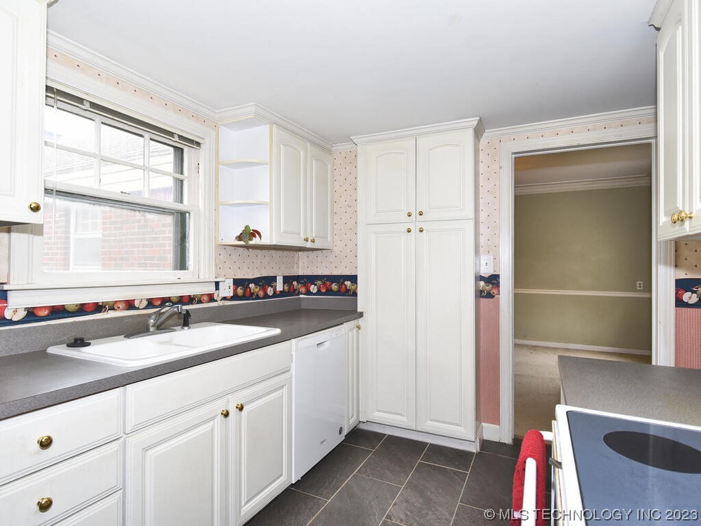 Photo 9 of 28 of 1425 S MARION Avenue house