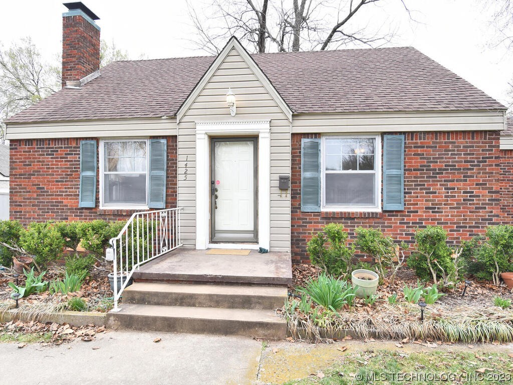 Photo 1 of 28 of 1425 S MARION Avenue house