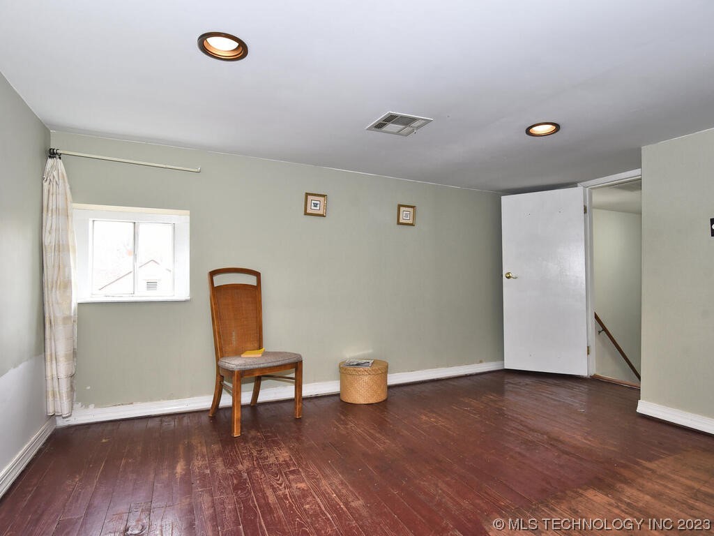 Photo 19 of 28 of 1425 S MARION Avenue house