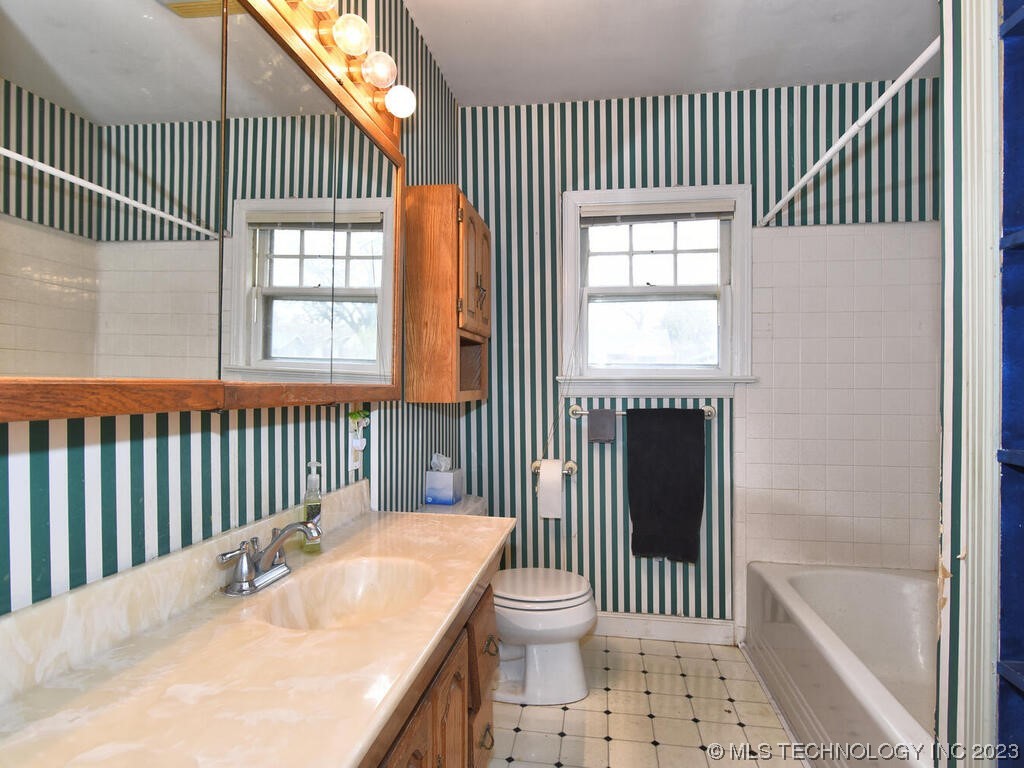 Photo 17 of 28 of 1425 S MARION Avenue house