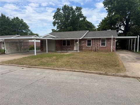 Photo of 251 E 137th Street, Glenpool, OK 74033 (MLS # 2616397)